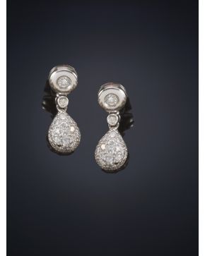 628-PENDIENTES DE BRILLANTES DE 0.72CTS. APRÓX. Montura de oro blanco de 18k. 