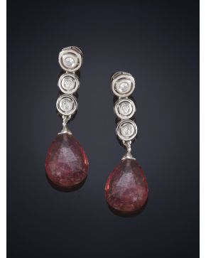 631-PENDIENTES COLGANTES DE BRILLANTES Y RUBIES. Montura en oro blanco de 18k.