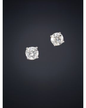 638-PENDIENTES DE BRILLANTES EN GARRAS. Montura de oro blanco de 18k. 