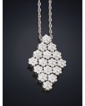 649-ELEGANTE COLGANTE  DE BRILLANTES EN FORMA DE ROMBO DE MOTIVOS FLORALES MOVIBLES.Alta joyería italiana.Montura  y cadena de oro blanco de 18k.