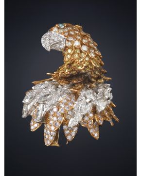 652-BROCHE ÁGUILA FIRMADO DURÁN. CON CUERPO CUAJADO DE BRILLANTES BLANCOS. FANCY. BROWN Y YELLOW. PLUMAS DE DIAMANTES. TALLA MARQUISE.