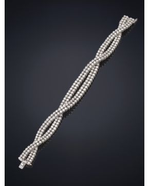 668-ELEGANTE PULSERA DE DOBLES LÍNEAS DE BRILLANTES ENTRELAZADOS CON UN PESO TOTAL DE 12.23CT.COLOR H-K. PUREZA VS-SI. 