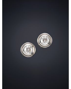 670-PENDIENTES DORMILONAS DE BRILLANTES DISPUESTAS EN CHATÓN. DE GRAN CALIDAD. Montura de oro blanco de 18k. 