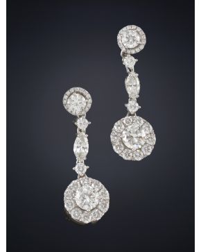 687-ESPECTACULARES PENDIENTES LARGOS FORMADO POR UN ROSETÓN DE BRILLANTES. CON UNA HILERA DE MARQUISE Y DEL QUE CUELGA UN BRILLANTE DE 0.70CT.APROX CADA U