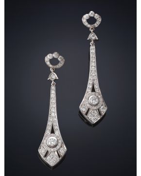 709-ELEGANTES PENDIENTES LARGOS. ESTILO ART DECÓ ABANICO DE BRILLANTES. DE GRAN CALIDAD. Montura de oro blanco de 18k.