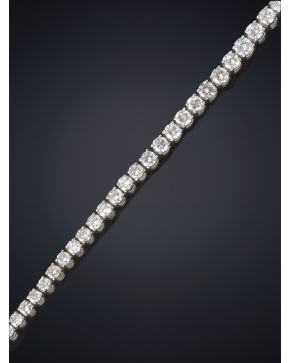 720-ELEGANTE PULSERA RIVIERE DE 47 BRILLANTES DISPUESTOS EN LIGERO DEGRADÉ DE 0.07 CT.A 0.20 CT. APROX. . CALIDAD EXTRA.Ligera montura de garras de oro bl