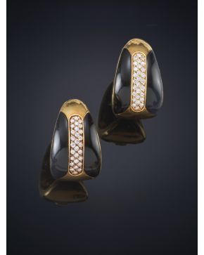 737-PENDIENTES CRIOLLAS DE BRILLANTES Y ESMALTE NEGRO. Montura en oro de 18k. 