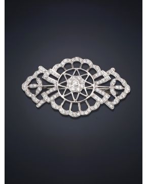 74-ELEGANTE BROCHE DE BRILLANTES. Montura de oro blanco de 18k.