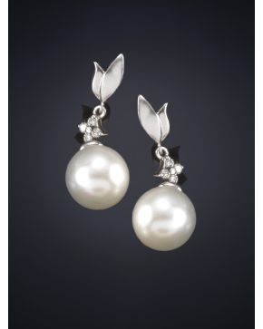 755-PENDIENTES LARGOS DE BRILLANTES Y PERLAS  AUSTRALIANAS COLGANTES  DE 12 MM DE DIÁMETRO APROX. Montura de oro blanco de 18k.