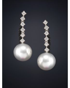 756-PENDIENTES LARGOS DE BRILLANTES Y PERLAS AUSTRALIANAS DE 13MM DE DIÁMETRO APROX. Montura de oro blanco de 18k.