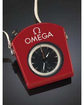 810-OMEGA OLIMPIA CHRONO. RETRAPANTE. AÑOS 70. CAJA ORIGINAL EN BAQUELITA ROJA Y ACERO. Numeración arábiga. dos esferas auxiliares.