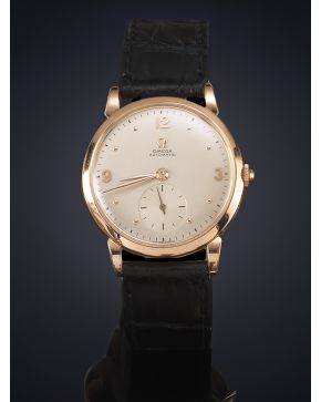 829-OMEGA. REF OT 2402. Nº DE MOVIMIENTO 10.736.873. Nº CAJA 10.708.743. AÑO 1947. CAJA EN ORO ROSA DE 18K. MOVIMIENTO AUTOMÁTICO. Esfera beige con numera