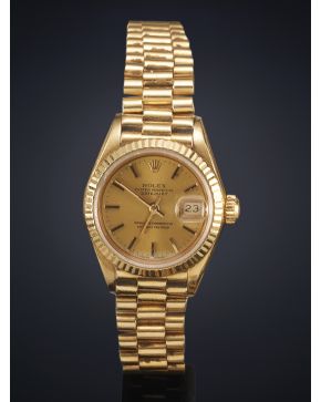 837-ROLEX OYSTER PERPETUAL DATEJUST. RELOJ PARA SEÑORA. CAJA Y BRAZALETE EN ORO AMARILLO DE 18K. MOVIMIENTO AUTOMÁTICO. Esfera dorada con numeración a tra