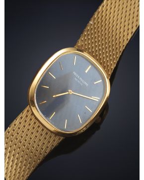 844-PATEK PHILIPPE. RELOJ DE CABALLERO. CAJA Y BRAZALETE MALLA EN ORO AMARILLO DE 18K. MOVIMIENTO DE CUERDA. Esfera azul con numeración a trazos aplicados