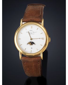 848-IWC . RELOJ DE PULSERA PARA SEÑORA. CAJA EN ORO AMARILLO DE 18K. MOVIMIENTO SUIZO DE CUARZO. Esfera blanca con numeración a trazos aplicados y fases l