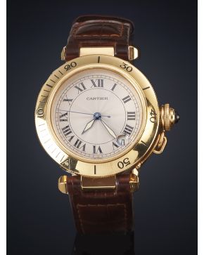 849-CARTIER PASHA. RELOJ DE PULSERA TAMAÑO CADETE. CAJA EN ORO AMARILLO DE 18K. MOVIMIENTO AUTOMÁTICO. Esfera beige con numeración romana. segundero centr