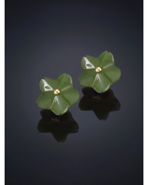 85-PENDIENTES FLORES DE JADE VERDE. Montura de oro amarillo de 18k.