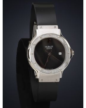 860-HUBLOT Nº B13941 / 610363. RELOJ DE PULSERA PARA SEÑORA. CAJA EN ACERO. MOVIMIENTO SUIZO DE CUARZO. Esfera negra  con agujas tipo bastón y segundero c