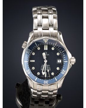 885-OMEGA SEAMASTER. CAJA Y BRAZALETE EN ACERO. BISEL EN AZUL. MOVIMIENTO AUTOMÁTICO. Esfera azul con numeración a puntos aplicados y agujas caladas en ac