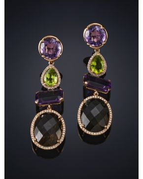 128-FAVORECEDORES PENDIENTES LARGOS DE AMATISTA. PERIDOTOS Y CUARZO. ORLADOS DE BRILLANTES. Montura de oro rosa de 18k.