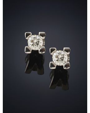 134-PENDIENTES DORMILONAS DE BRILLANTES DE 0.93 CT APROX.Montura en oro blanco de 18k.