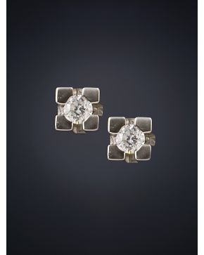 138-PENDIENTES DE BRILLANTES DE 0.54 CT. APROX. Montura de oro blanco de 18 k.