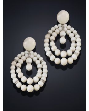 164-PENDIENTES COLGANTES DE CORAL BLANCO INTERCALADOS POR AROS DE BRILLANTES. Montura en oro blanco de 18k.