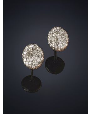 189-MODERNOS PENDIENTES CON CHISPITAS DE BRILLANTES. Montura de oro blanco de 18k.