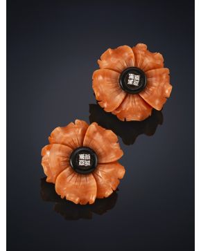 190-BELLOS PENDIENTES DE FLORES DE CORAL CON DETALLE EN ÓNIX Y CUATRO PEQUEÑOS BRILLANTES EN EL CENTRO. Montura en oro amarillo de 18k.