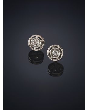 202-PENDIENTES DE CHATONES DE BRILLANTES DE 0.28 CT. APROX. Montura de oro blanco de 18 k.