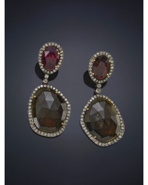 221-PENDIENTES LARGOS DE TURMALINAS FACETADAS RODEADAS DE DIAMANTES. Montura de plata pavonada y oro de 18k