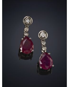 227-PENDIENTES COLGANTES DE RUBI. TALLA PERA. DE 6 CT APROX. Y CHATONES DE BRILLANTES. Montura de oro blanco de 18k.