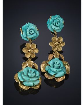 231-PENDIENTES LARGOS DE FLORES DE TURQUESA CON DECORACIÓN DE HOJAS DE ORO AMARILLO DE 14K.