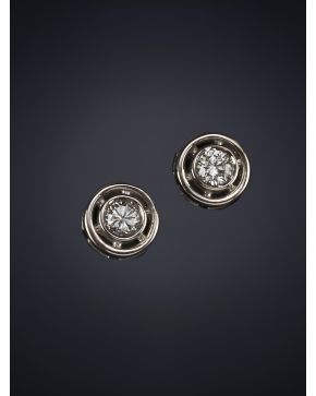 249-PENDIENTES CHATONES DE BRILLANTES DE 0.52 CT APROX. Montura en oro blanco de 18k.