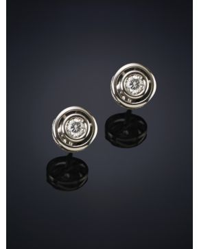 256-PENDIENTES CHATONES DE BRILLANTES DE 0.28 CT APROX.Montura en oro blanco de 18k.