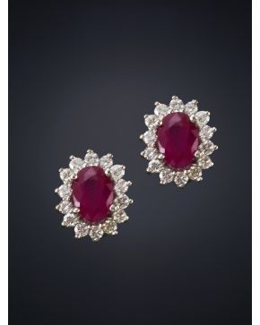 267-PENDIENTES DE RUBIES ORLADOS DE BRILLANTES EN FORMA DE ROSETÓN. Montura en oro blanco de 18k.