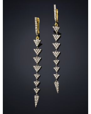 275-MODERNOS PENDIENTES LARGOS  DE LOS QUE PENDEN TRIANGULOS DE BRILLANTES.Montura en plata pavonada y oro amarillo de 18k.