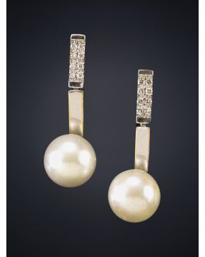 280-PENDIENTES LARGOS DE PAVÉ DE BRILLANTES Y PERLA AUSTRALIANA DE 11MM DE DIÁMETRO. Montura en oro blanco de 18k.