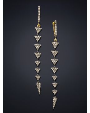 281-MODERNOS PENDIENTES LARGOS  DE LOS QUE PENDEN TRIANGULOS DE BRILLANTES.Montura en plata pavonada y oro amarillo de 18k.