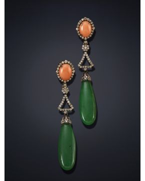 299-PENDIENTES LARGOS DE CABUJONES DE CORAL ORLADOS DE DIAMANTES Y DE LOS PENDES LAGRIMAS DE JADE. Montura de plata pavonada y terminaciones de oro de 18k