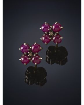 305-PENDIENTES DE CABUJONES DE RUBIES EN FORMA DE FORMA DE FLOR Y DIAMANTES. Montura de plata pavonada y terminaciones de oro de 18k.