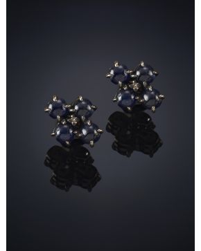 306-PENDIENTES DE CABUJONES DE ZAFIROS EN FORMA DE FLOR Y DIAMANTES. Montura de plata pavonada y terminaciones de oro de 18k.