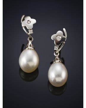 315-PENDIENTES LARGOS DE BRILLANTE Y PERLA CULTIVADA .Montura en oro blanco de 18k.