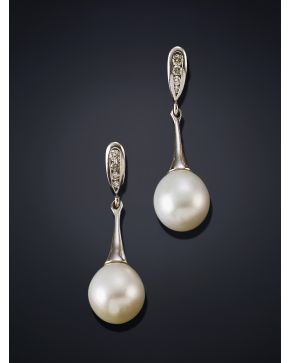 317-PENDIENTES LARGOS DE BRILLANTES Y PERLA EN FORMA DE PERA .Montura en oro blanco de 18k.