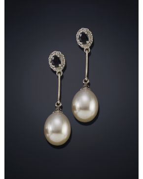 326-PENDIENTES LARGOS ROSETÓN DE ZAFIRO . ORLA DE BRILLANTES Y PERLA.Montura en oro blanco de 18k.