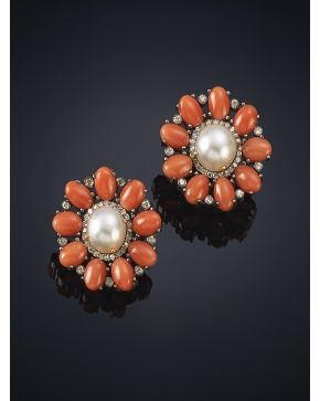 329-PENDIENTES DE CORAL ROSA CON CENTRO DE PERLAS EN FORMA DE FLOR. SALPICADO CON DIAMANTES. Montura en plata pavonada y oro amarillo de 14k.