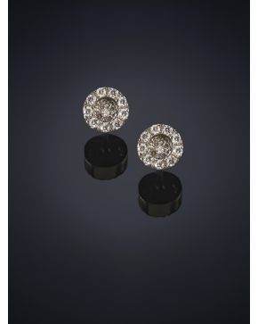 338-PEQUEÑOS PENDIENTES DE PAVÉ DE BRILLANTES. Montura en oro blanco de 18k.