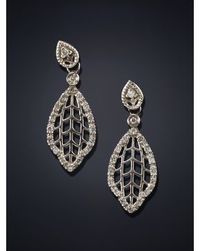 345-PENDIENTES LARGOS DE PAVÉ DE BRILLANTES DE DISEÑO FLORAL. Montura en oro blanco de 18k.