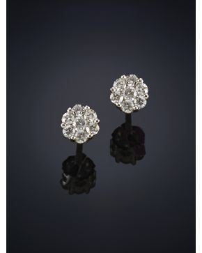 349-PENDIENTES ROSETONES DE BRILLANTES DE 0.50 CT APROX. Montura en oro blanco de 18k.