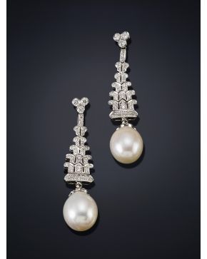 360-ELEGANTES PENDIENTES DE PAVÉ DE BRILLANTES LARGOS Y PERLA EN TALLA PERA.Montura en oro blanco de 18k.